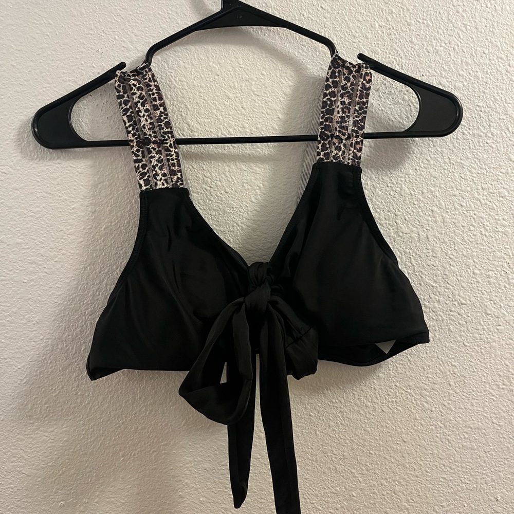 Elegant Black Bikini Top and bottoms with Leopard Print